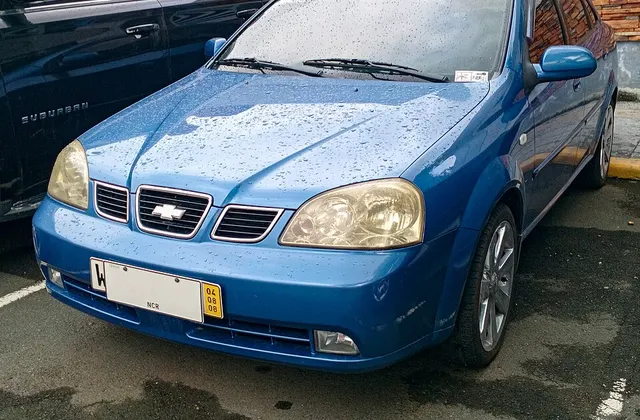 ภาพ: Ethan Llamas · CC BY-SA 4.0 · Wikimedia Commons Chevrolet Optra J200 (2003–2010)