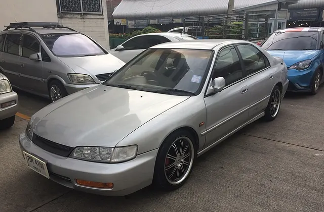 ภาพ: M.rJirapat · CC BY-SA 4.0 · Wikimedia Commons Honda Accord CD ไฟท้ายก้อนเดียว (1994–1997)