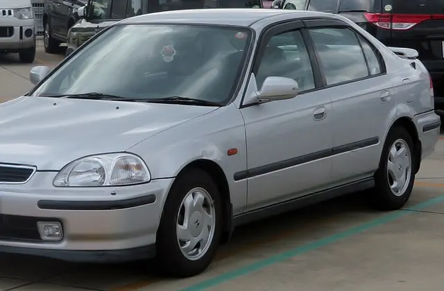 ภาพ: Tokumeigakarinoaoshima · CC BY-SA 4.0 · Wikimedia Commons Honda Civic EK ตาโต (1996–2000)