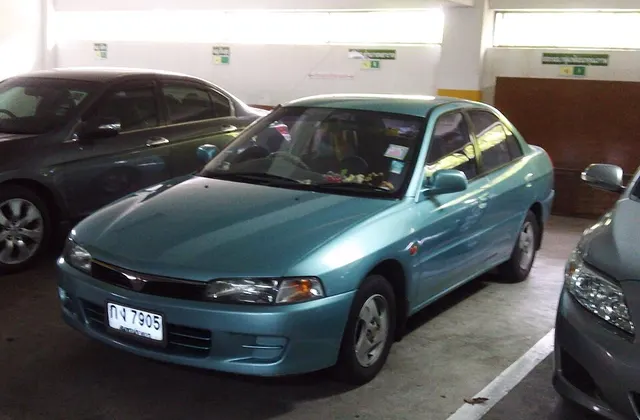 ภาพ: M.rJirapat · CC BY-SA 4.0 · Wikimedia Commons Mitsubishi Lancer CK ท้ายเบนซ์ (1996–2001)