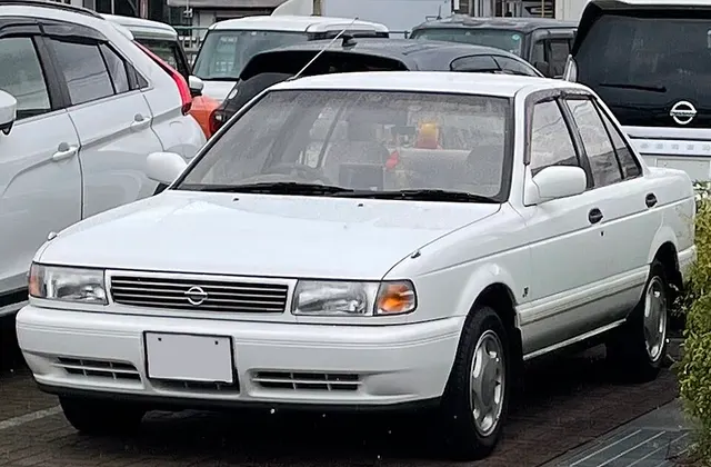 ภาพ: Tokumeigakarinoaoshima · CC BY-SA 4.0 · Wikimedia Commons Nissan Sunny B13 (1990–1994)