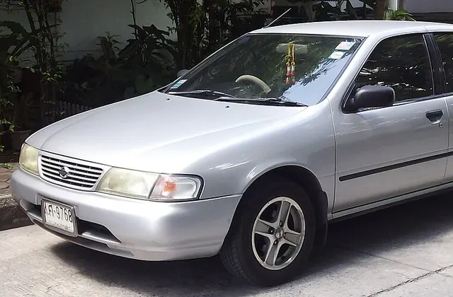 ภาพ: M.rJirapat · CC BY-SA 4.0 · Wikimedia Commons Nissan Sunny B14 (1995–1999)