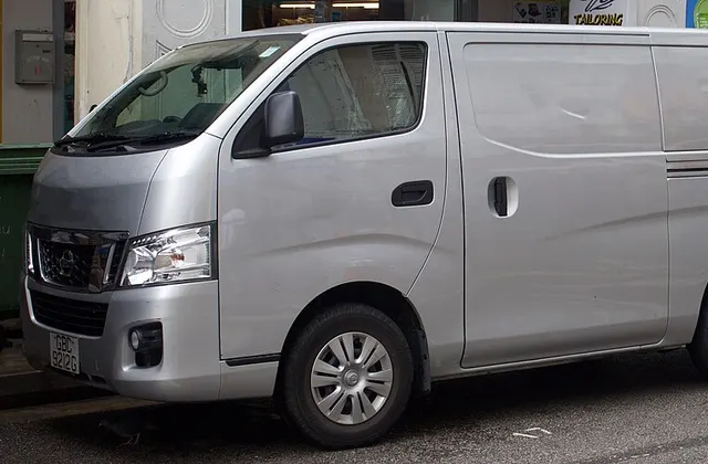 ภาพ: EurovisionNim · CC BY-SA 4.0 · Wikimedia Commons Nissan Urvan E26 (2013–)