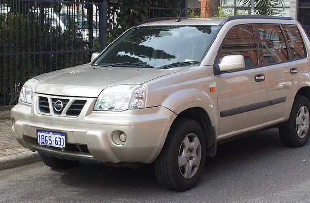 ภาพ: EurovisionNim · CC BY-SA 4.0 · Wikimedia Commons Nissan X-Trail T30 (2003–2008)