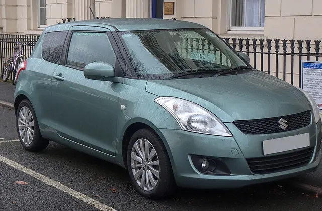 ภาพ: Vauxford · CC BY-SA 4.0 · Wikimedia Commons Suzuki Swift AZG (2012–2017)