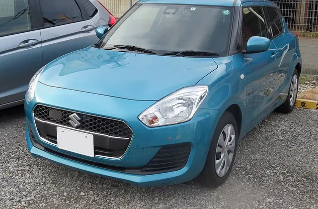 ภาพ: Tokumeigakarinoaoshima · CC BY-SA 4.0 · Wikimedia Commons Suzuki Swift ZC83 (2018–)