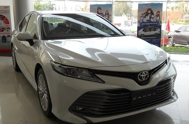 ภาพ: Chanokchon · CC BY-SA 4.0 · Wikimedia Commons Toyota Camry XV70 (2018–)