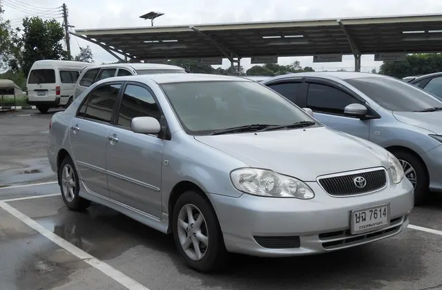 ภาพ: Chanokchon · CC BY-SA 4.0 · Wikimedia Commons Toyota Corolla Altis E120 หน้าหมู (2001–2007)