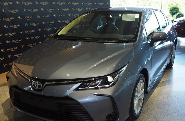 ภาพ: Chanokchon · CC BY-SA 4.0 · Wikimedia Commons Toyota Corolla Altis E210 (2019–)