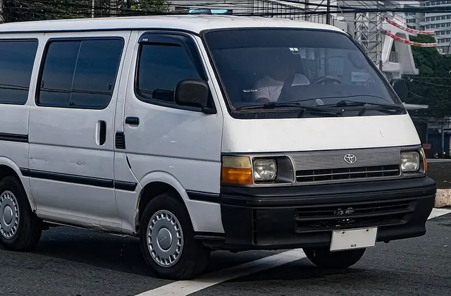 ภาพ: Ethan Llamas · CC BY-SA 4.0 · Wikimedia Commons Toyota Hiace LH112 หัวจรวดรุ่นแรก (1989–2004)