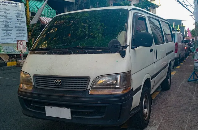 ภาพ: Ethan Llamas · CC BY-SA 4.0 · Wikimedia Commons Toyota Hiace LH184 หัวจรวด (1996–2004)