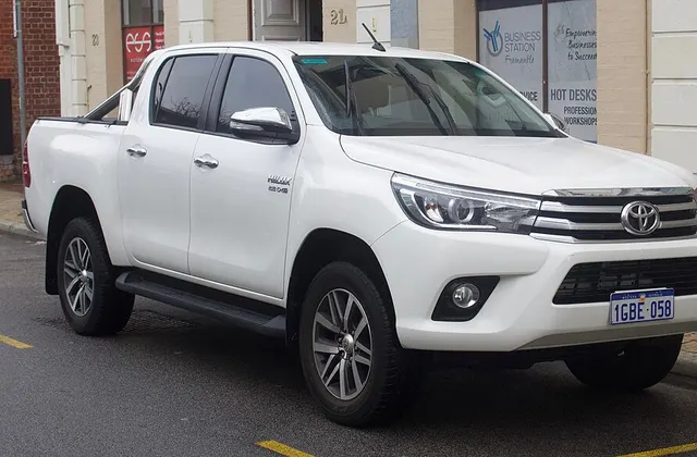 ภาพ: EurovisionNim · CC BY-SA 4.0 · Wikimedia Commons Toyota Hilux Revo