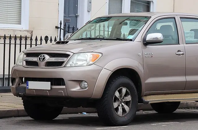 ภาพ: Vauxford · CC BY-SA 4.0 · Wikimedia Commons Toyota Hilux Vigo